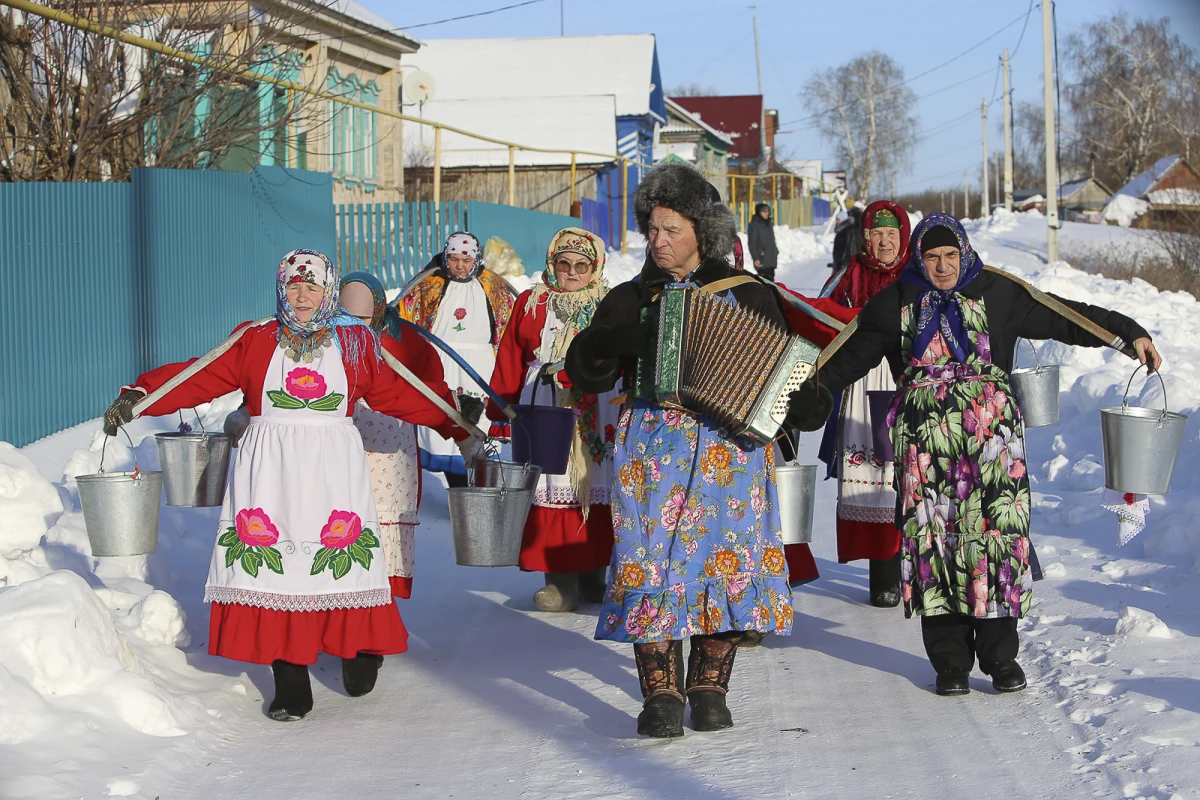 Традиция  "Су китеру" в кряшенском селе Кряш - Серда , Татарстан , Пестречинский район.